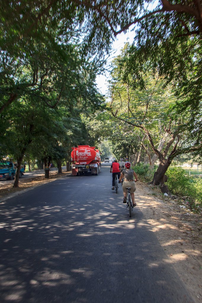 03-On the road to Sagaing.jpg